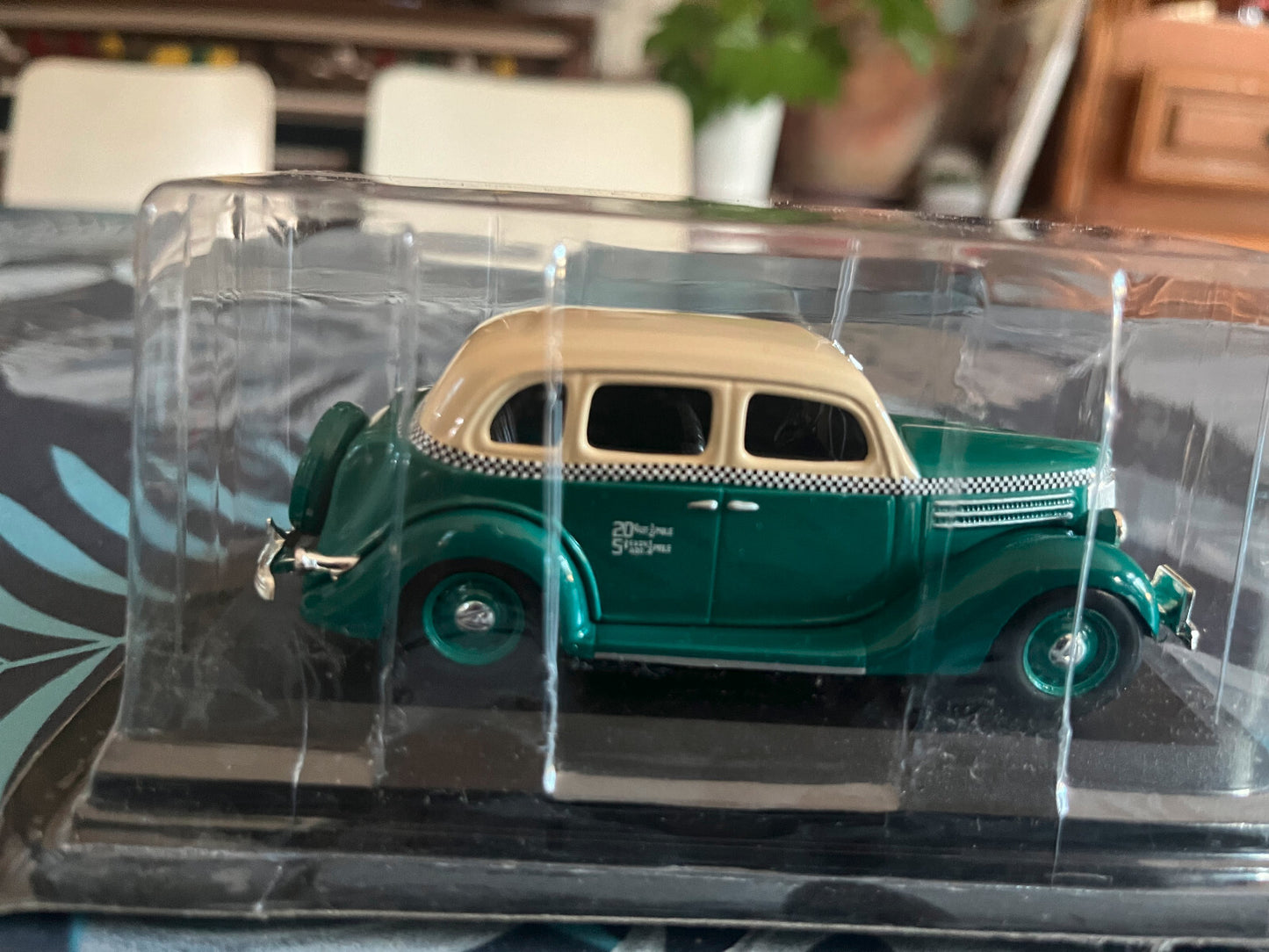 Voiture Miniature Ford V8 Chicago 1936 Taxi Du Monde au 1/43 Altaya