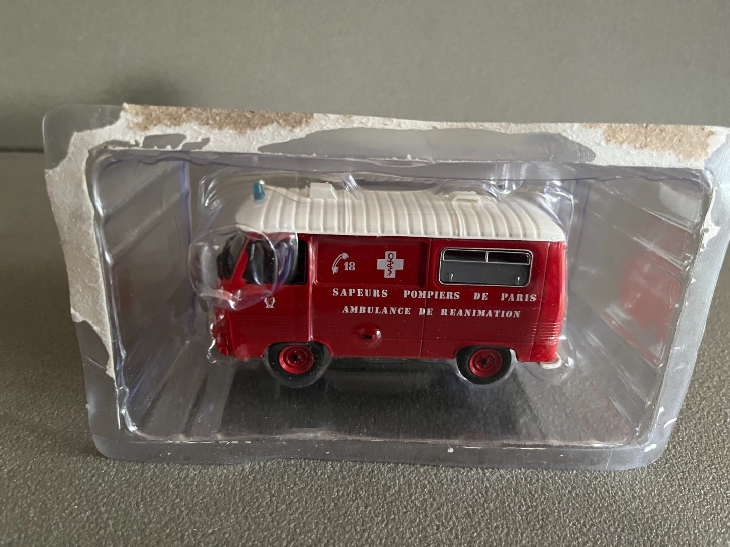 Voiture miniature Camion Peugeot J7 Ambulance Paris Pompiers Hachette 1/43