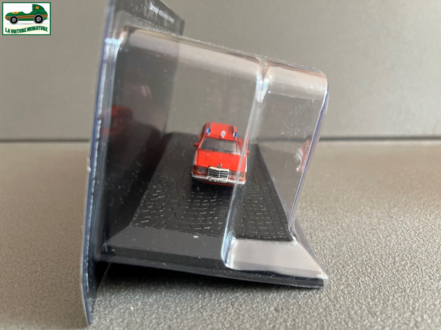 Miniature Voiture Camion de Pompiers Mercedes Benz W 123 DeAgostini au 1/72