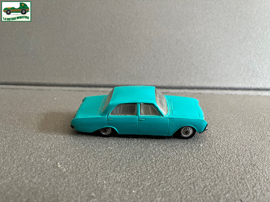 Ancienne Miniature Voiture Plastique Ford Taunus 17M Norev France 1/43 Epave