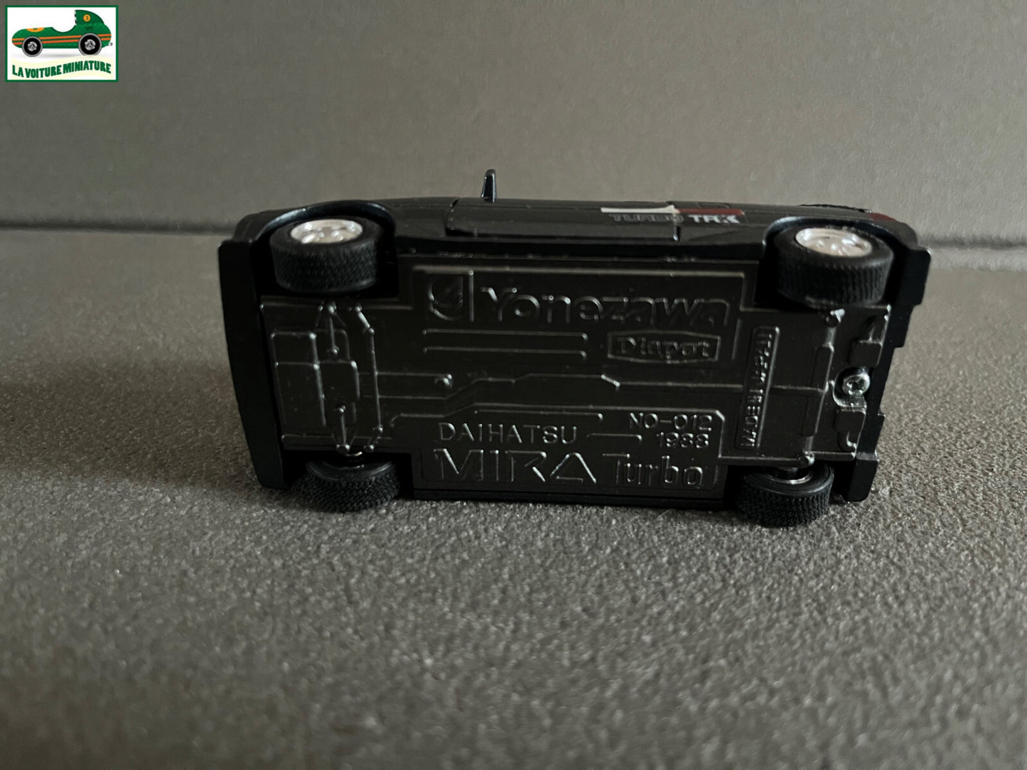 Voiture miniature Diapet Daihatsu Mira Japan au 1/35