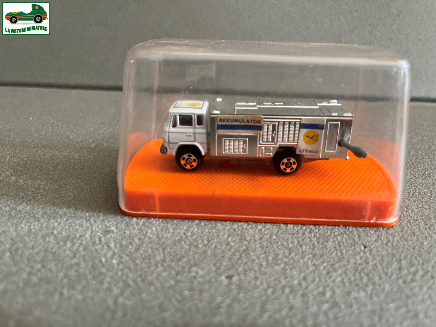 Voiture miniature Camion Mercedes Aeroport Guiloy Spain Echelle 1/124 Majorette
