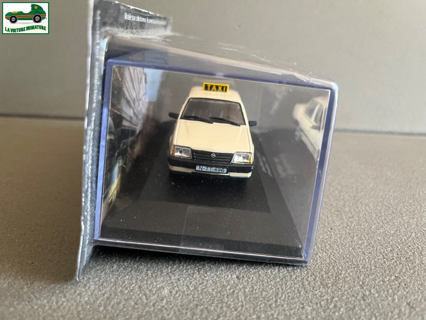 Voiture Miniature Opel Rekord 2.0E 1984 Frankfurt Taxi Du Monde au 1/43 Altaya