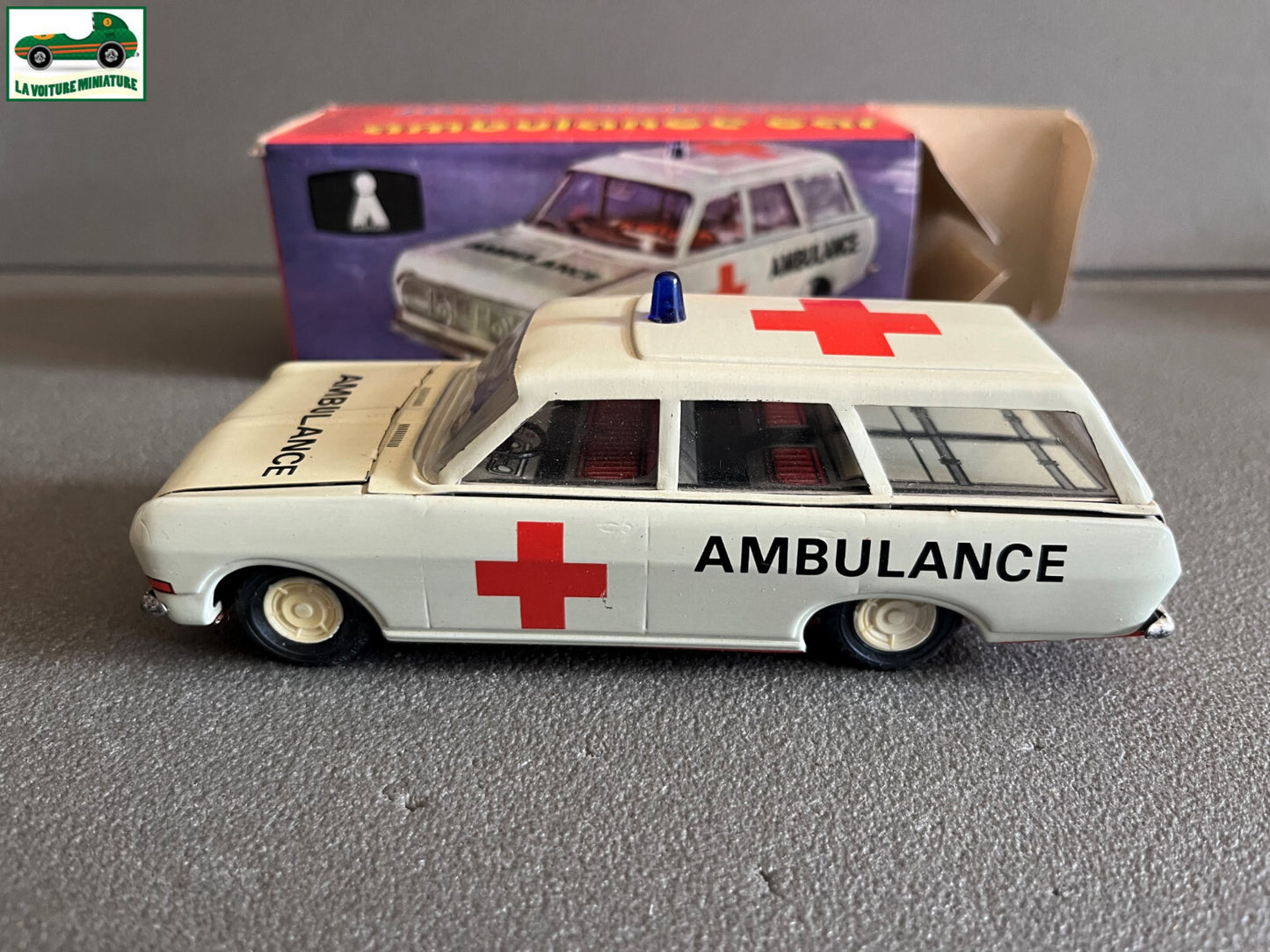 Ancien Jouet Voiture Plasticart Kombi Ambulance Car Tole Metal Made in GDR 1/30