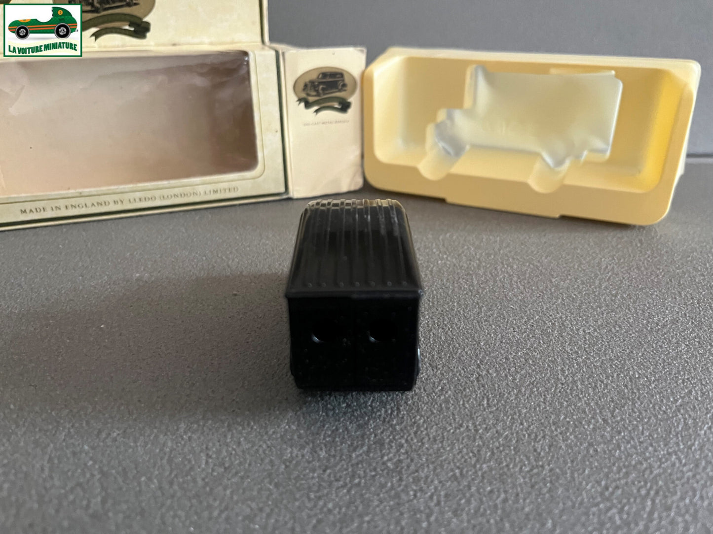 Voiture Miniature anglaise Tacot Ford Liquorice Bassetts Allsorts LLedo