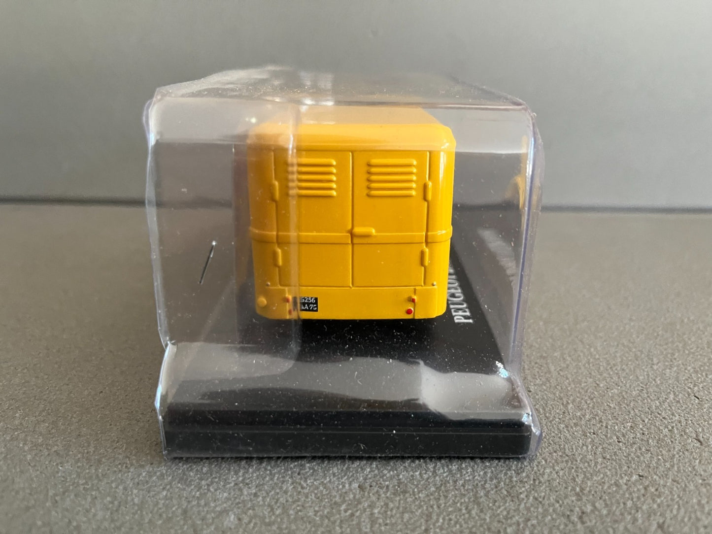 Voiture miniature Camion Peugeot DMA Vernoil Auto Plus Hachette 1/43