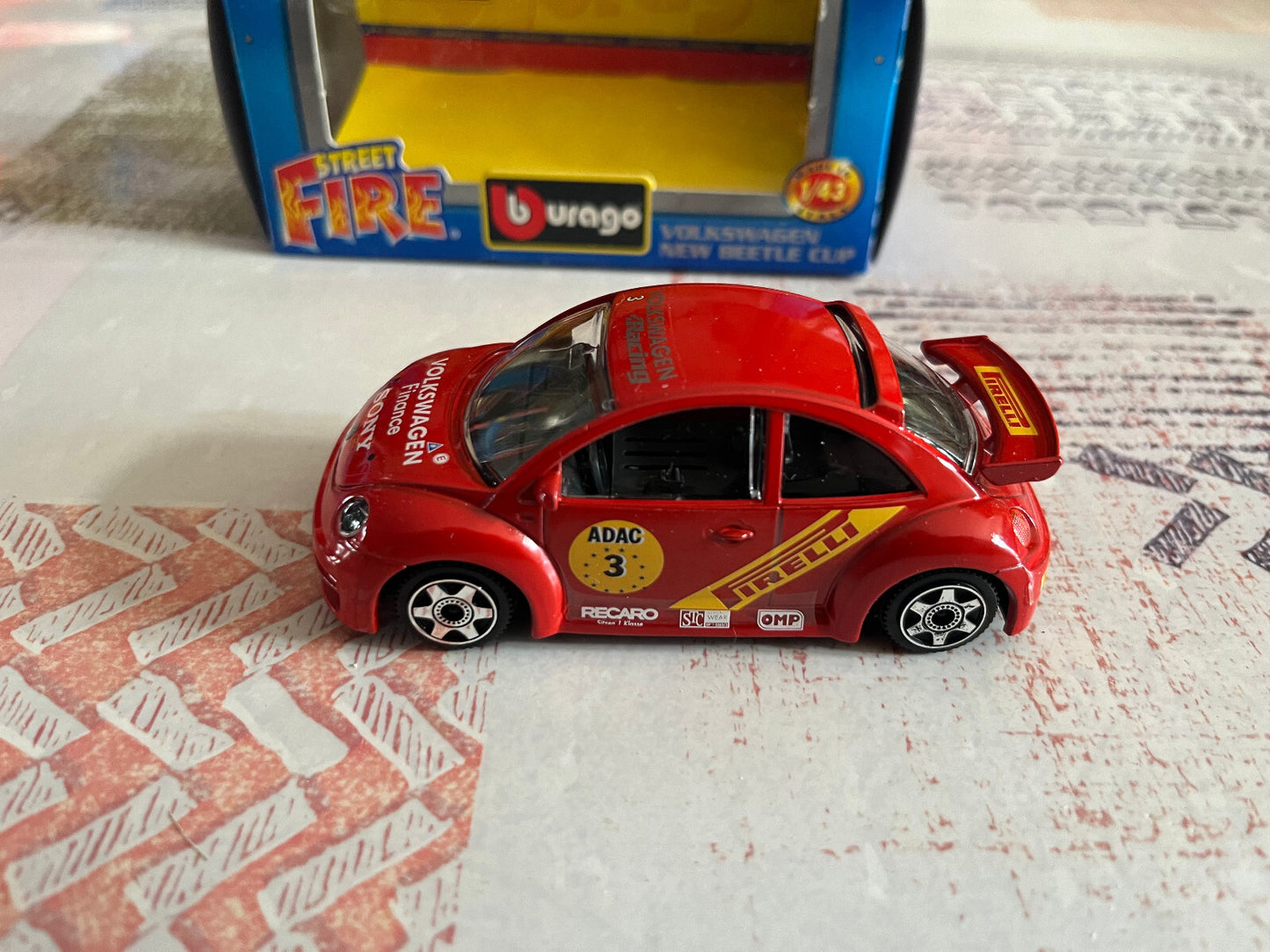 Voiture miniature Volkswagen New Beetle Cup Burago Street Fire 1/43