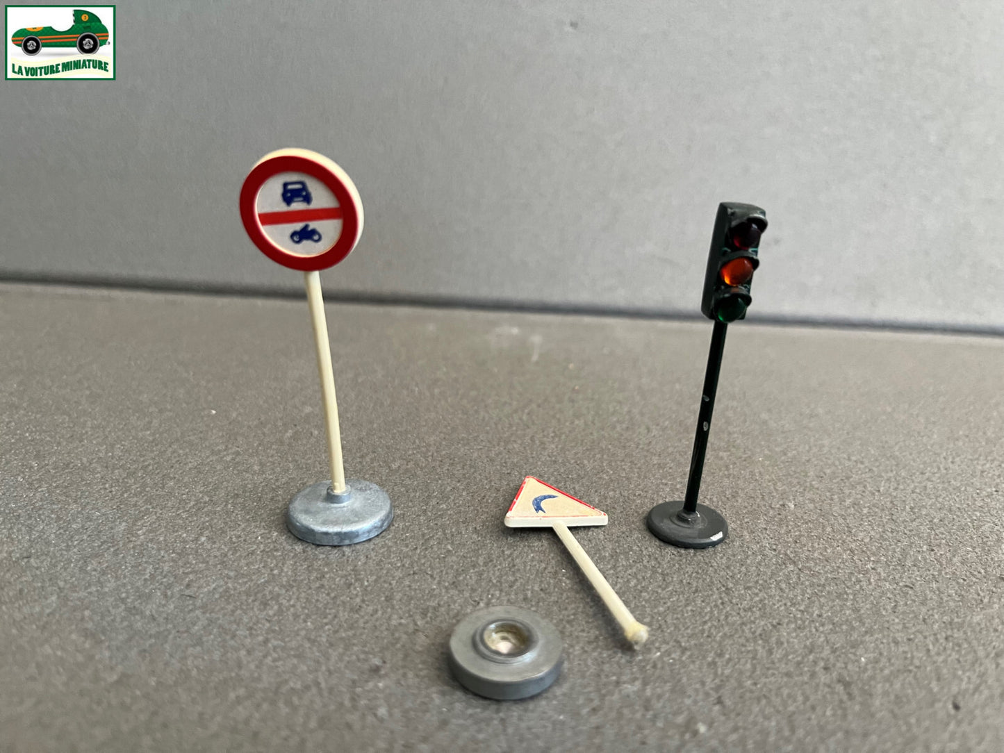 Voiture Miniature Lot de 3 Panneaux Feux Signalisation ancien dont Dinky Toys