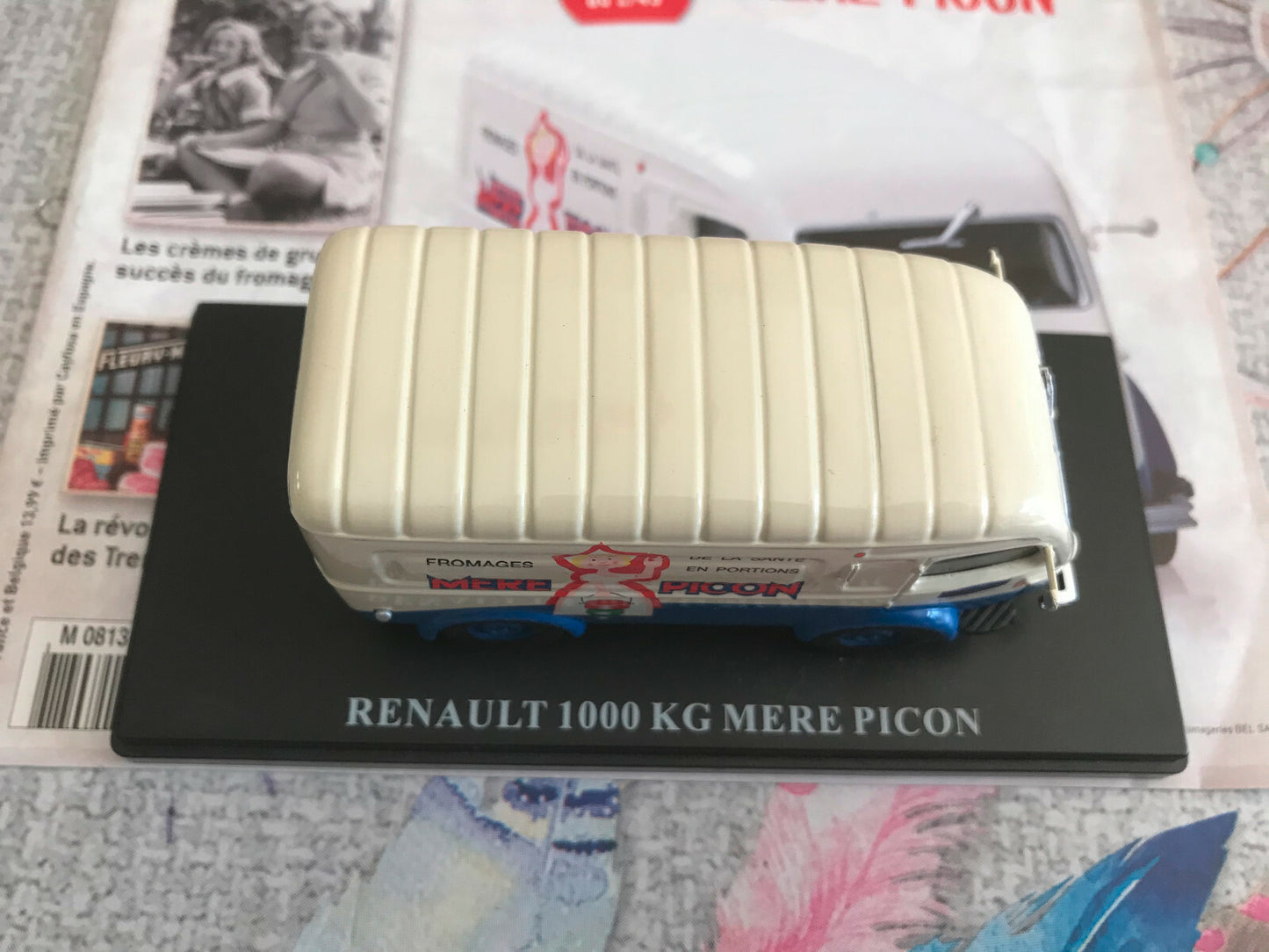 Voiture miniature Renault 1000 kg Mère Picon Auto Plus Hachette 1/43