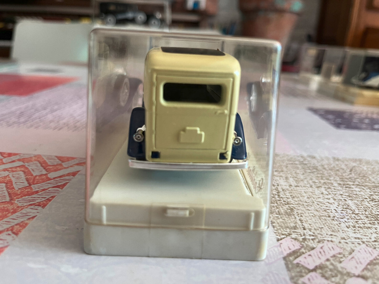 Voiture miniature Cadillac Commerciale 4060 Cadbury's Solido France au 1/43