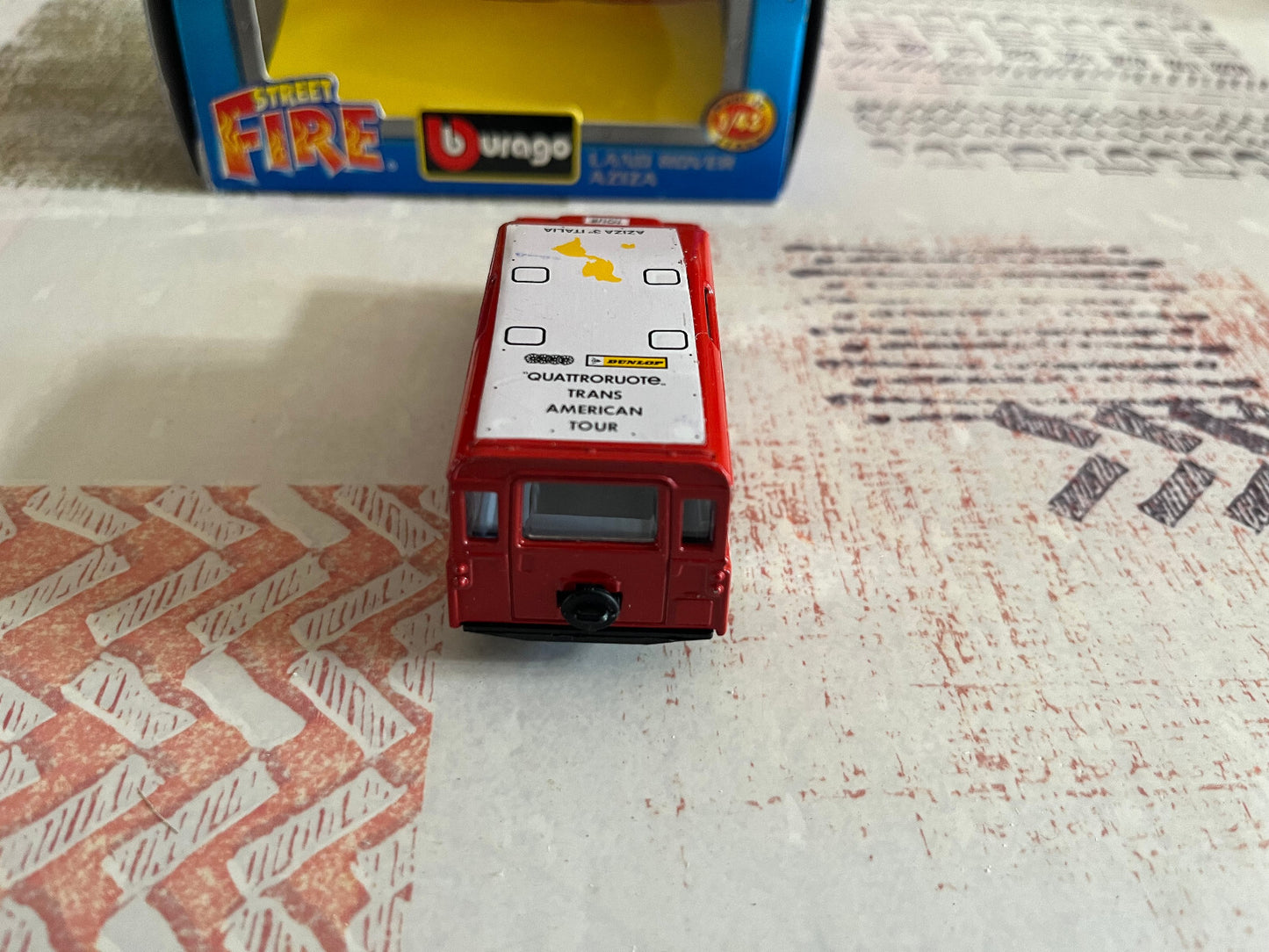 Voiture miniature Land Rover Aziza Burago Street Fire 1/43