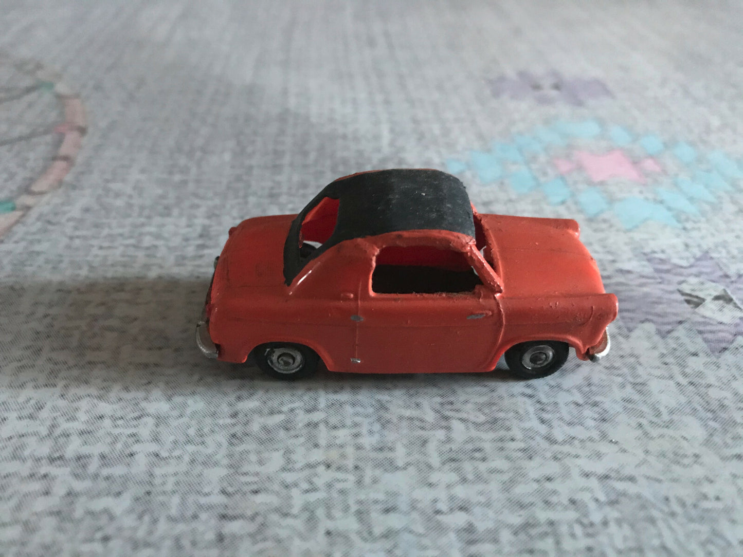 Ancienne Voiture Miniature Vespa 400 Norev Plastique France 1/43 Repeinte Epave