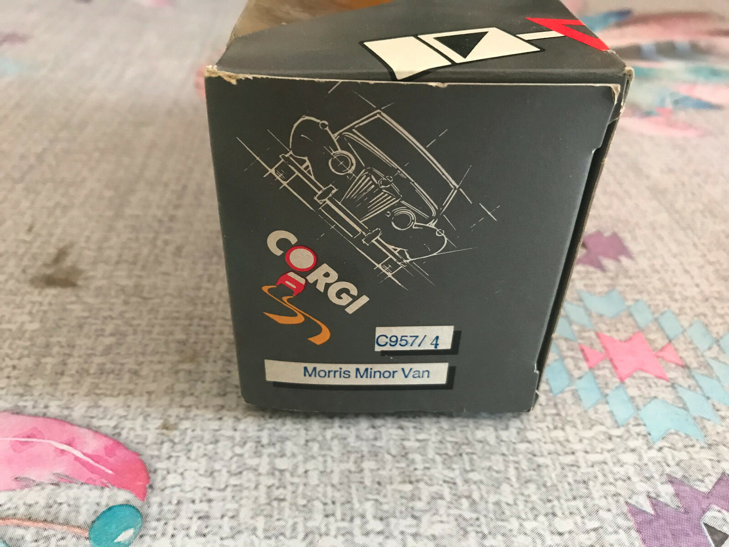 Voiture Miniature Morris Minor Van Castrol Corgi 1/43