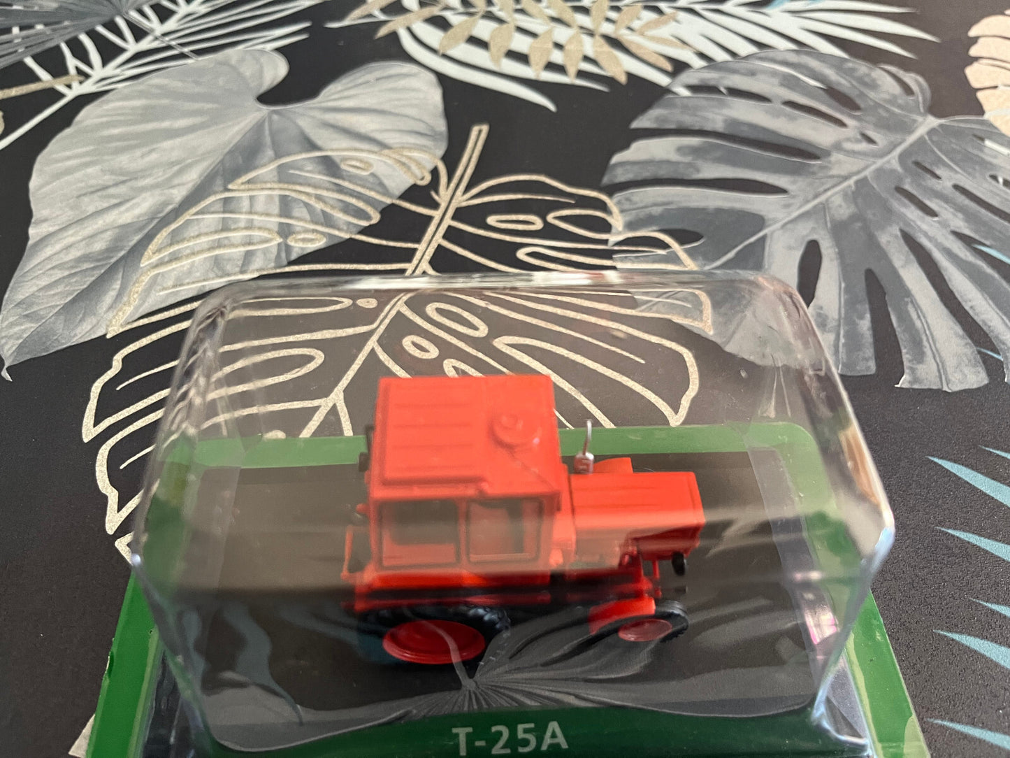 Voiture miniature Tracteur Agricole Russe URSS T-25A Vladimirets Hachette 1/43