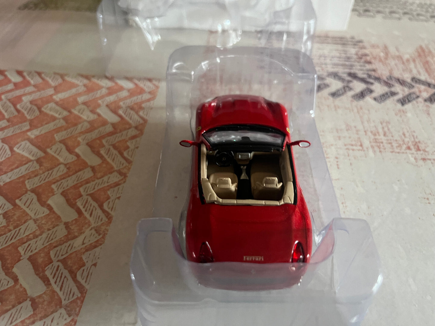 Voiture miniature Collection Ferrari California Hachette au 1/43