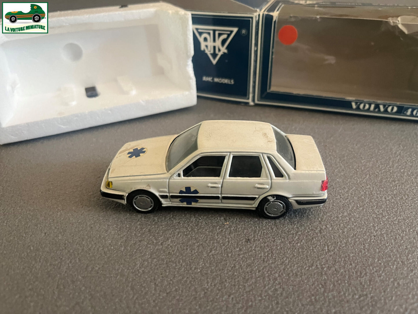 Voiture miniature Volvo 460 Pilen AHC Models au 1/43
