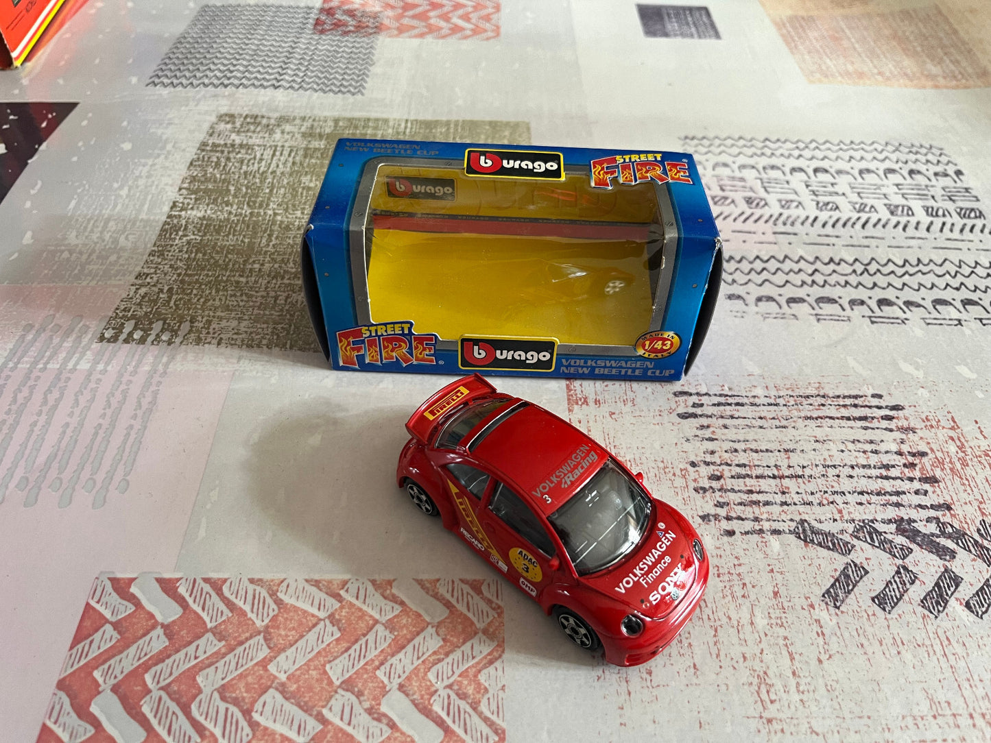 Voiture miniature Volkswagen New Beetle Cup Burago Street Fire 1/43