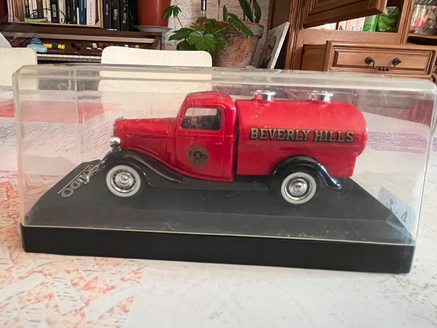 Voiture Miniature Ford V8 Citerne 4434 Solido au 1/43