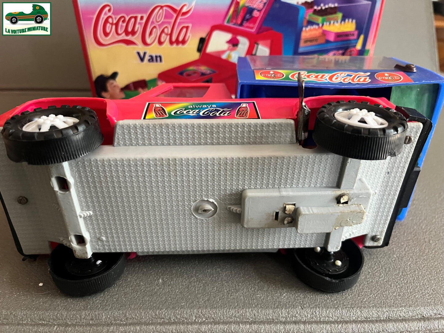 Ancien Jouet de Bazar Plastique Mécanisme Clé Voiture Coca Cola Brijbasi toys
