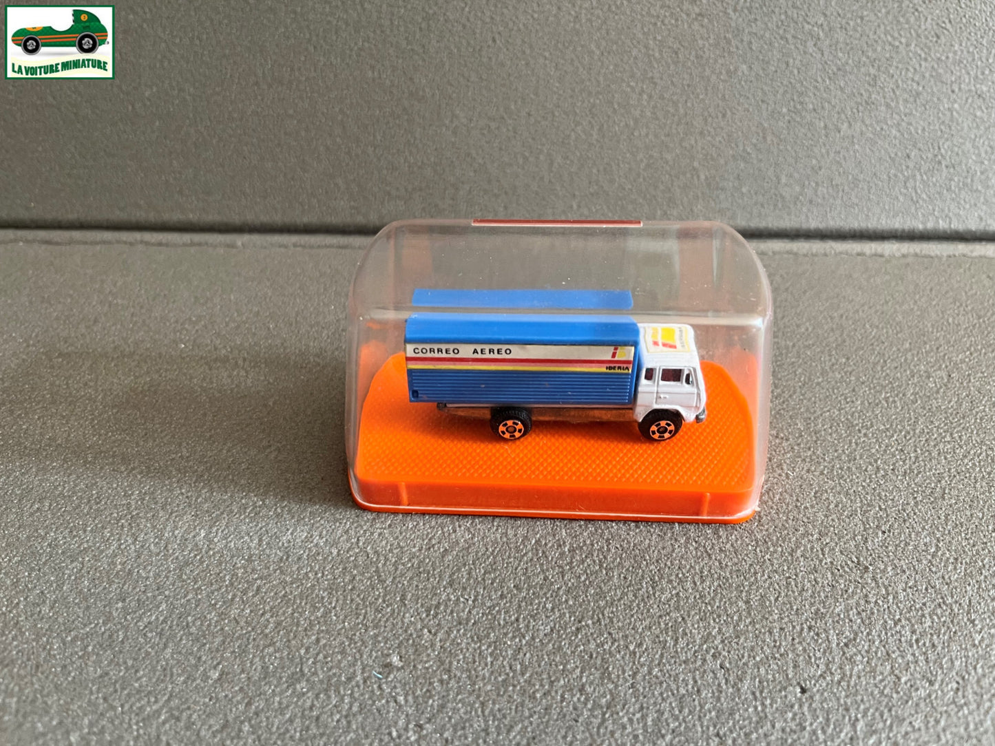 Voiture miniature Camion Mercedes Aeroport Guiloy Spain Echelle 1/124 Majorette