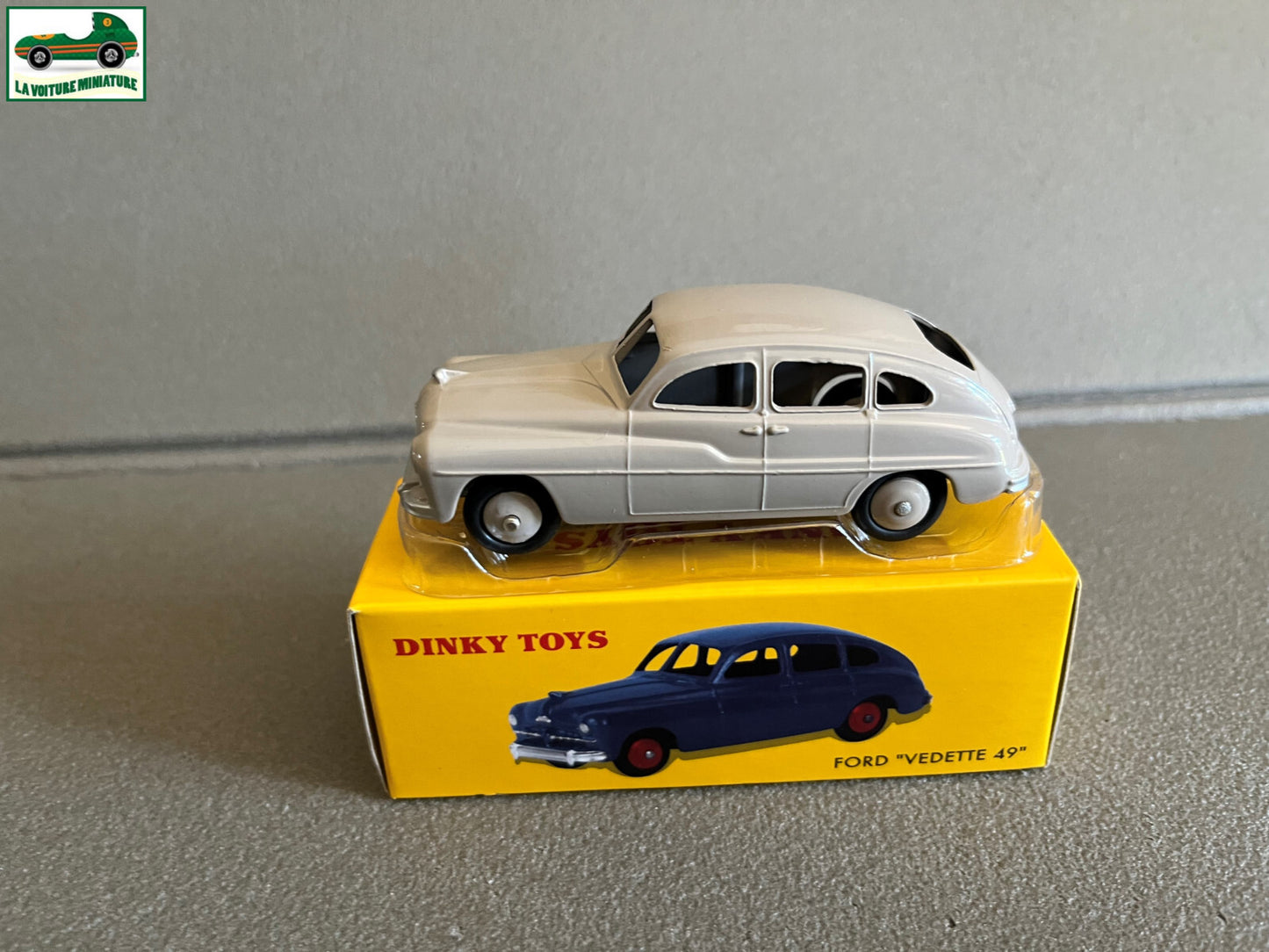 Voiture miniature Ford Vedette 49 24Q Edition Noel Dinky Toys Atlas