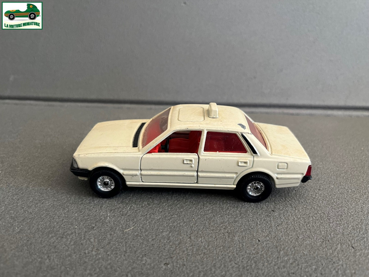 Voiture Miniature Peugeot 505 STI Taxi Corgi Made in GT Britain au 1/35 1/36