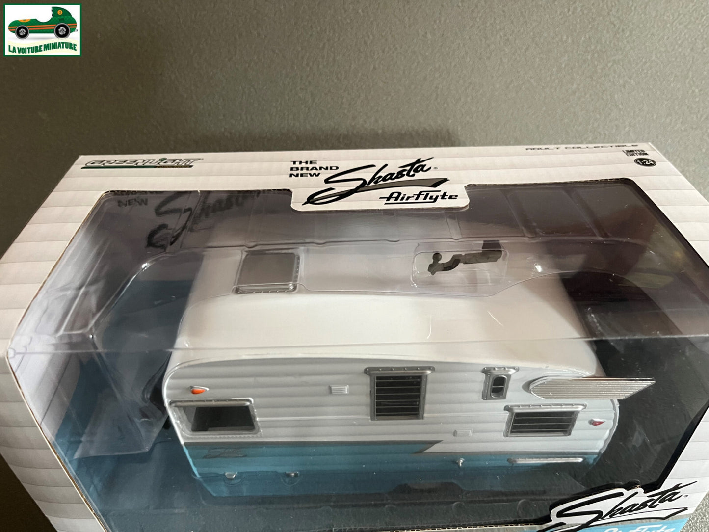 Voiture miniature Caravane Shasta 15 Airflyte Greenlight 1/24