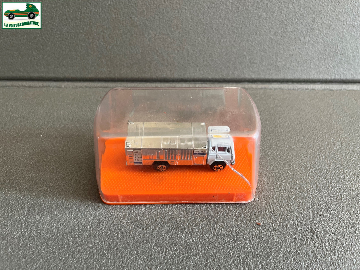 Voiture miniature Camion Mercedes Aeroport Guiloy Spain Echelle 1/124 Majorette