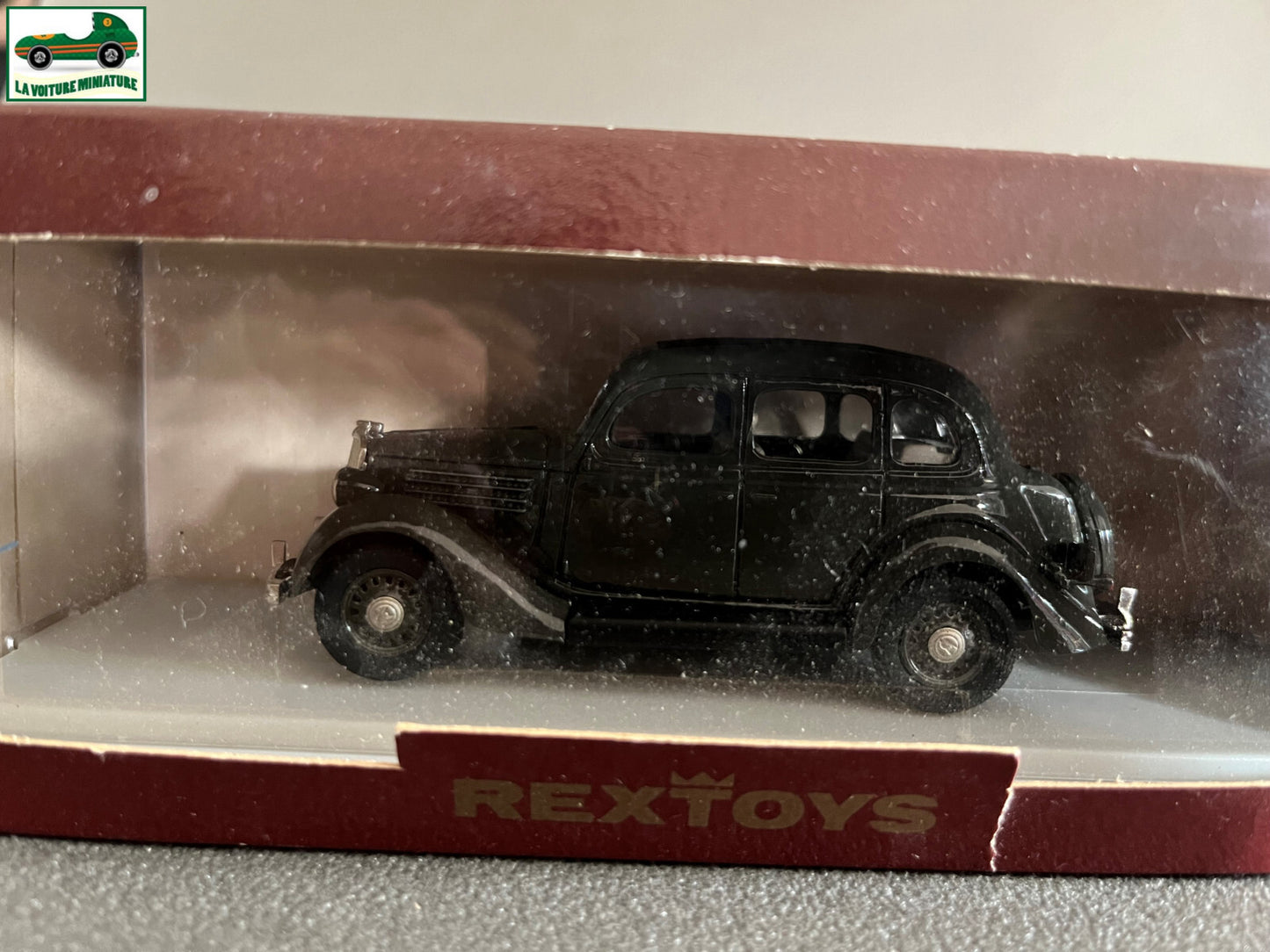 Voiture Miniature Ford Fordor 42 Conduite intérieure Rextoys 1/43