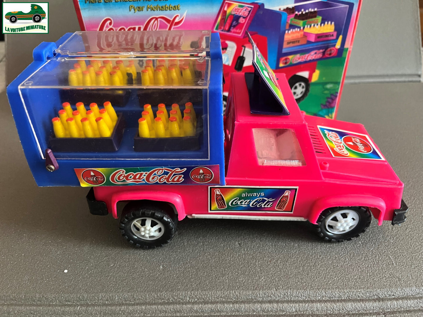 Ancien Jouet de Bazar Plastique Mécanisme Clé Voiture Coca Cola Brijbasi toys