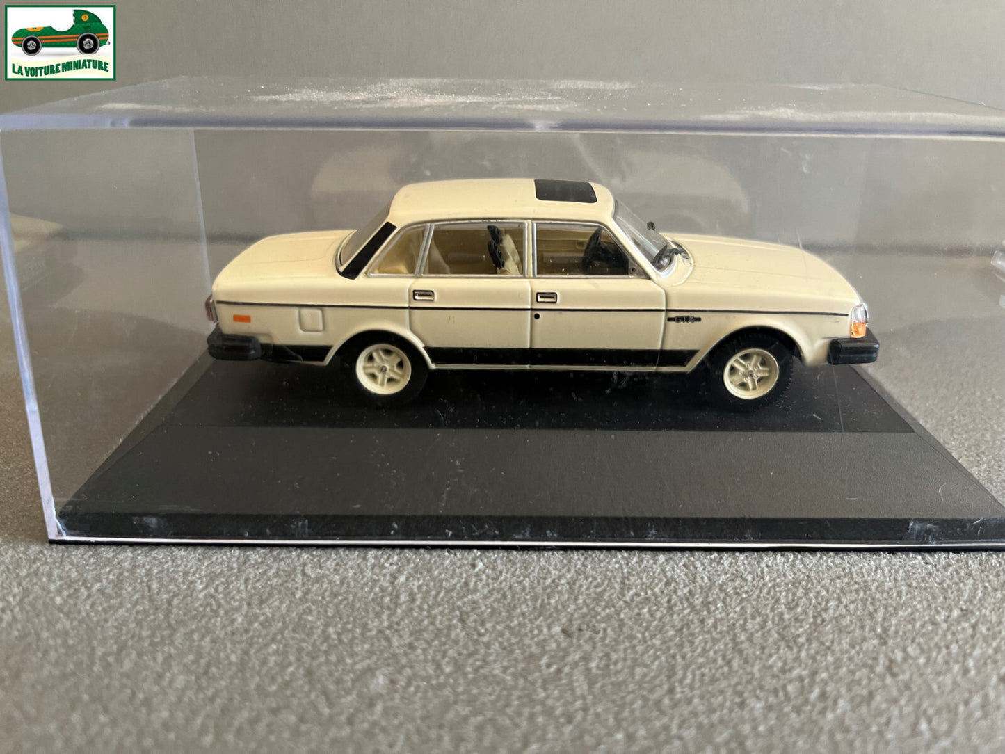 Voiture Miniature Volvo 244 GTX au 1/43