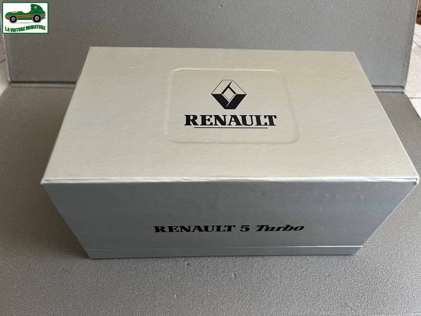 Voiture miniature Renault Clio Sport V6 Rangoni Universal Hobbies au 1/18
