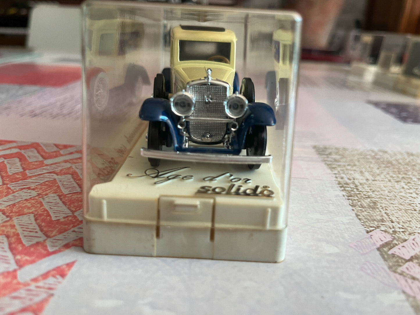 Voiture miniature Cadillac Commerciale 4060 Cadbury's Solido France au 1/43
