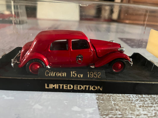 Voiture miniature Traction Citroen 15 CV 1952 Limited Pompiers Solido au 1/43