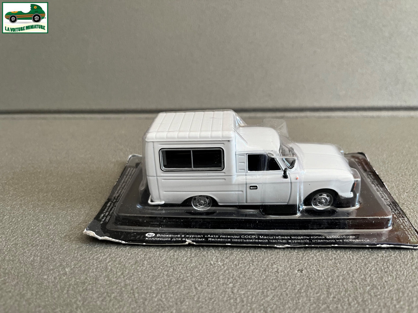 Voiture Miniature IZH 27156 Pays de L'est URSS Russie au 1/43