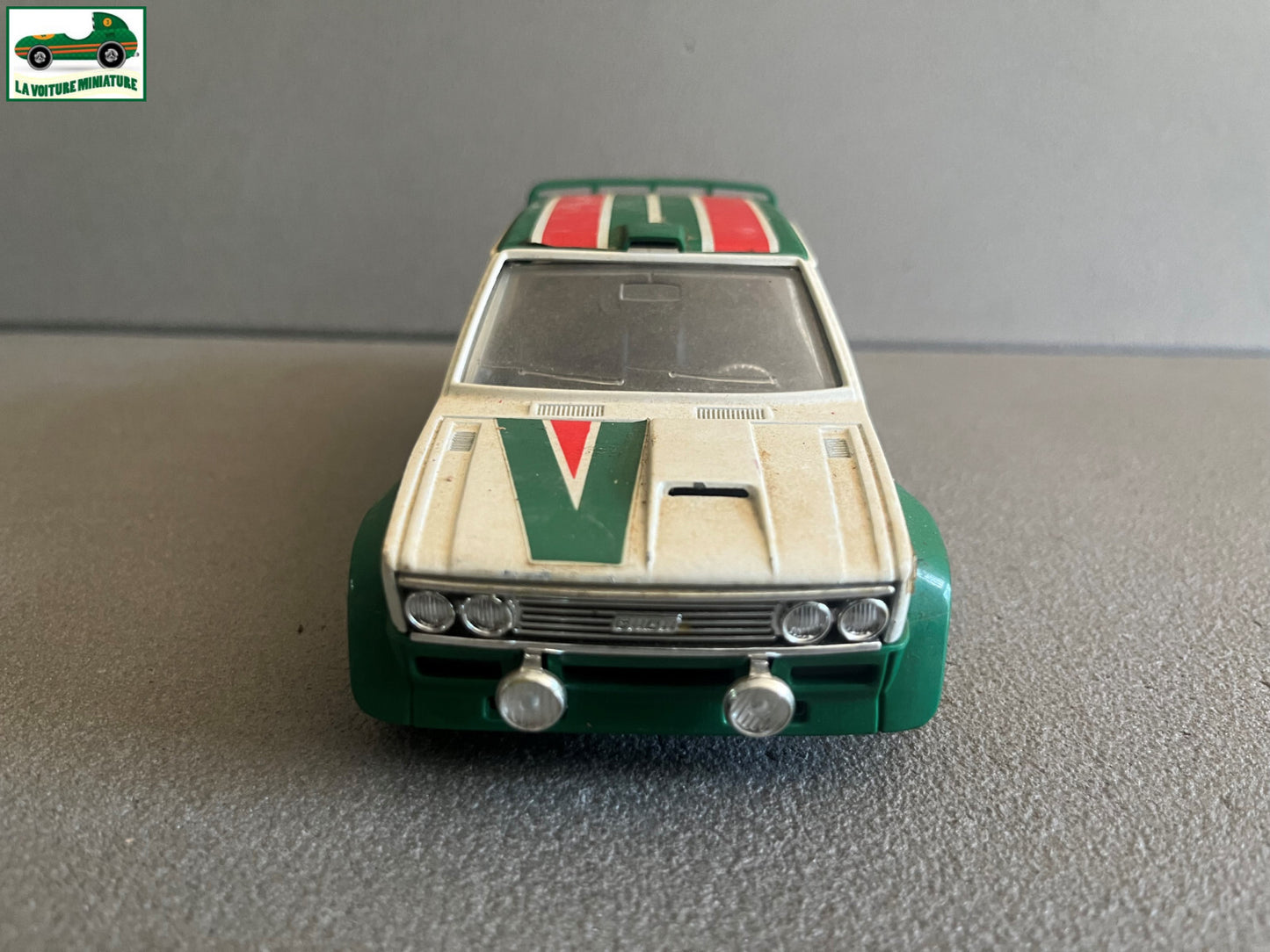 Ancienne Voiture Miniature Fiat 131 Abarth Rally au 1/24 Epave