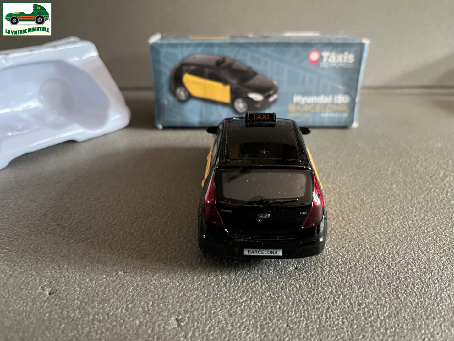 Voiture Miniature Hyundai I30 Barcelone Taxi du Monde Welly au 1/38