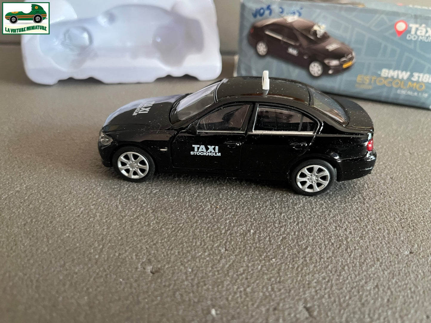 Voiture Miniature BMW 318i Stockholm Taxi du Monde Welly au 1/38