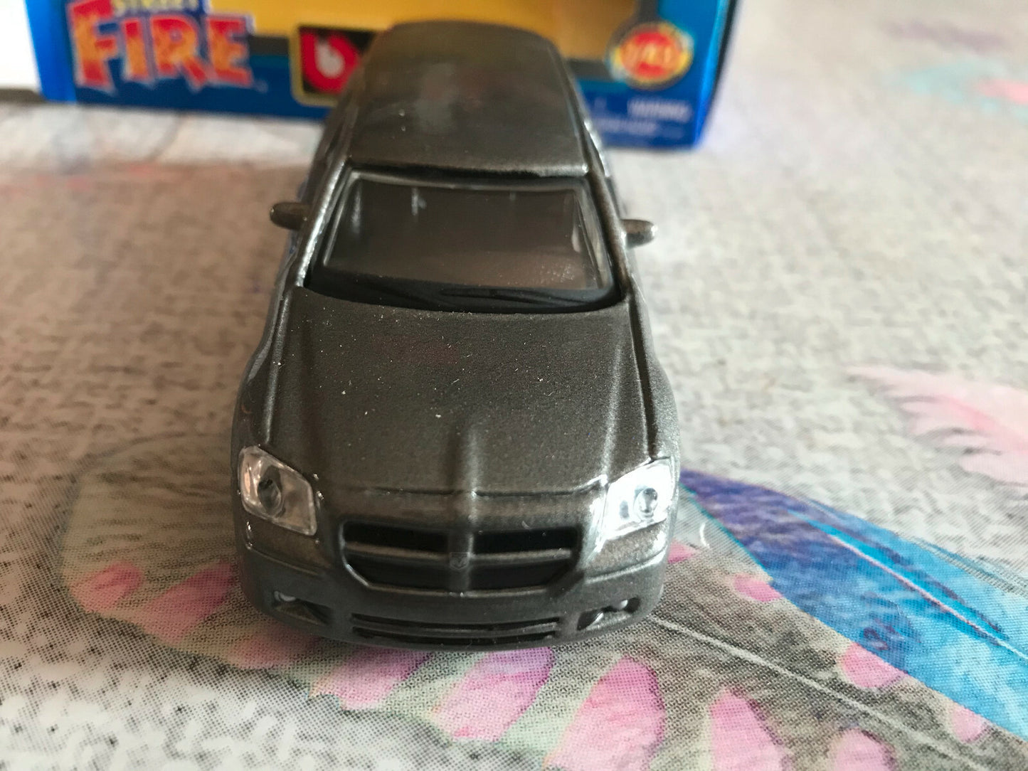 Voiture miniature Burago Street Fire Dodge Magnum RT au 1/43