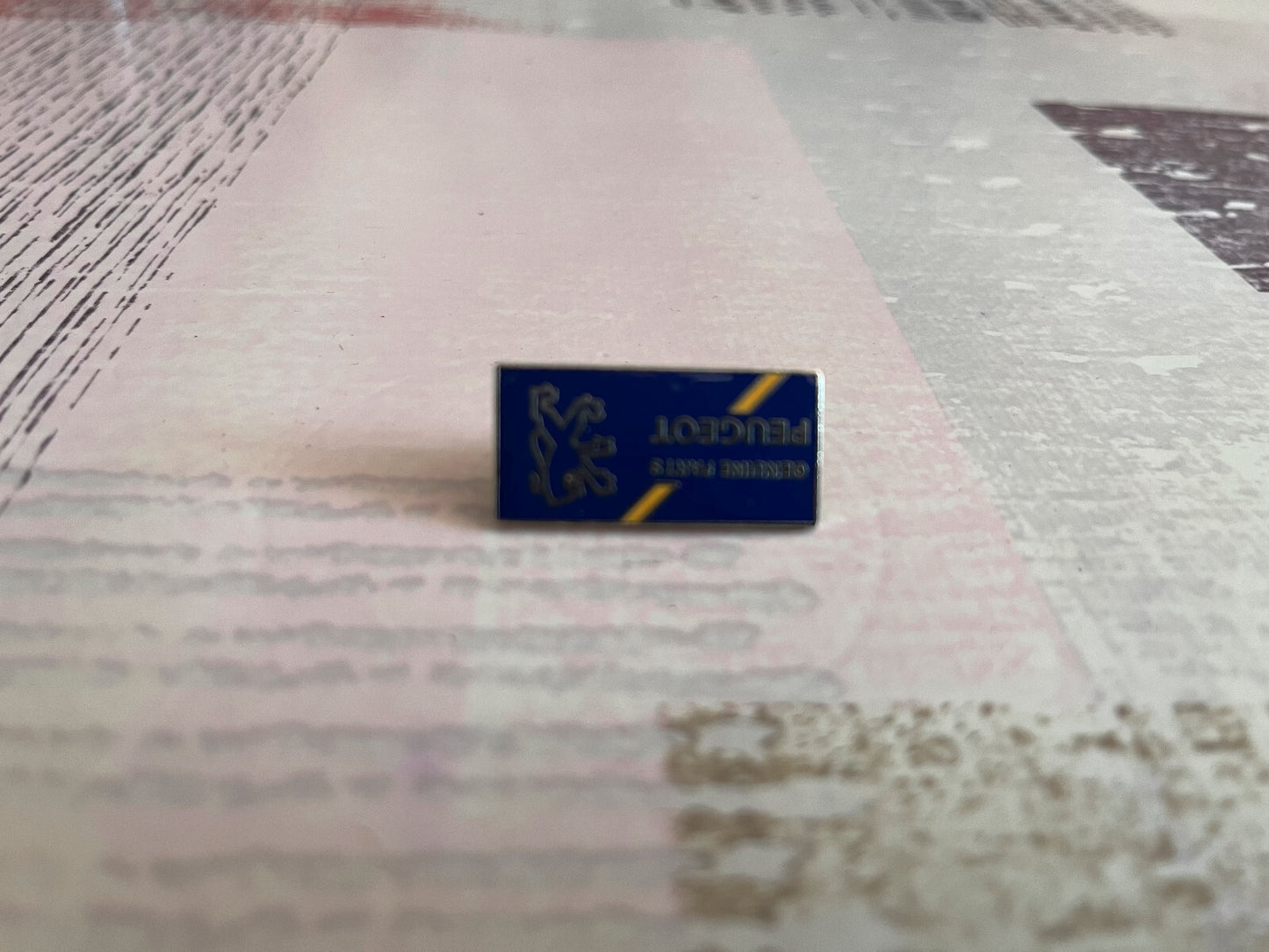 Pin's Badge Automobile Voiture Genuine Parts Peugeot