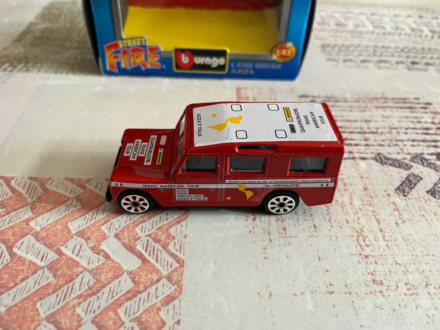 Voiture miniature Land Rover Aziza Burago Street Fire 1/43