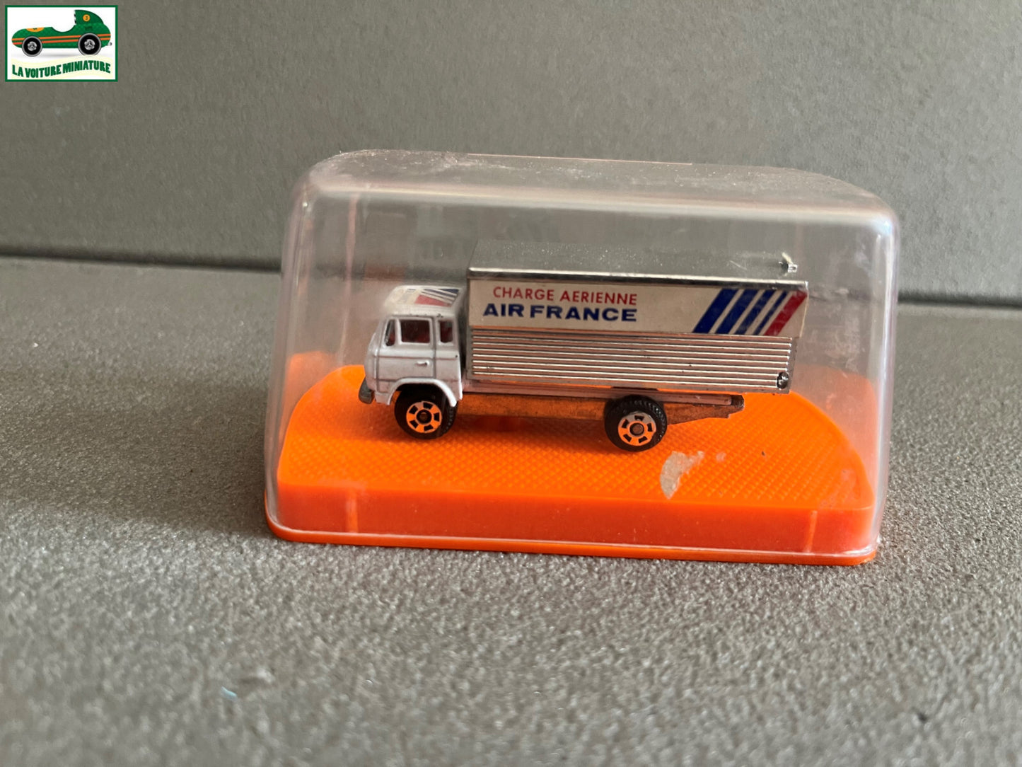 Voiture miniature Camion Mercedes Aeroport Guiloy Spain Echelle 1/124 Majorette