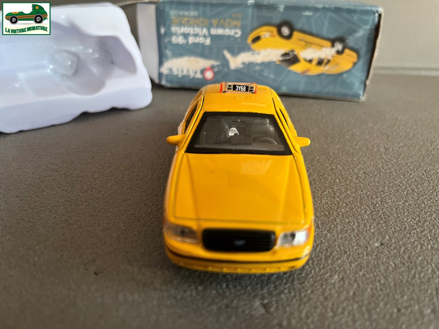 Voiture Miniature Ford Crown Victoria New York Taxi du Monde Welly au 1/38