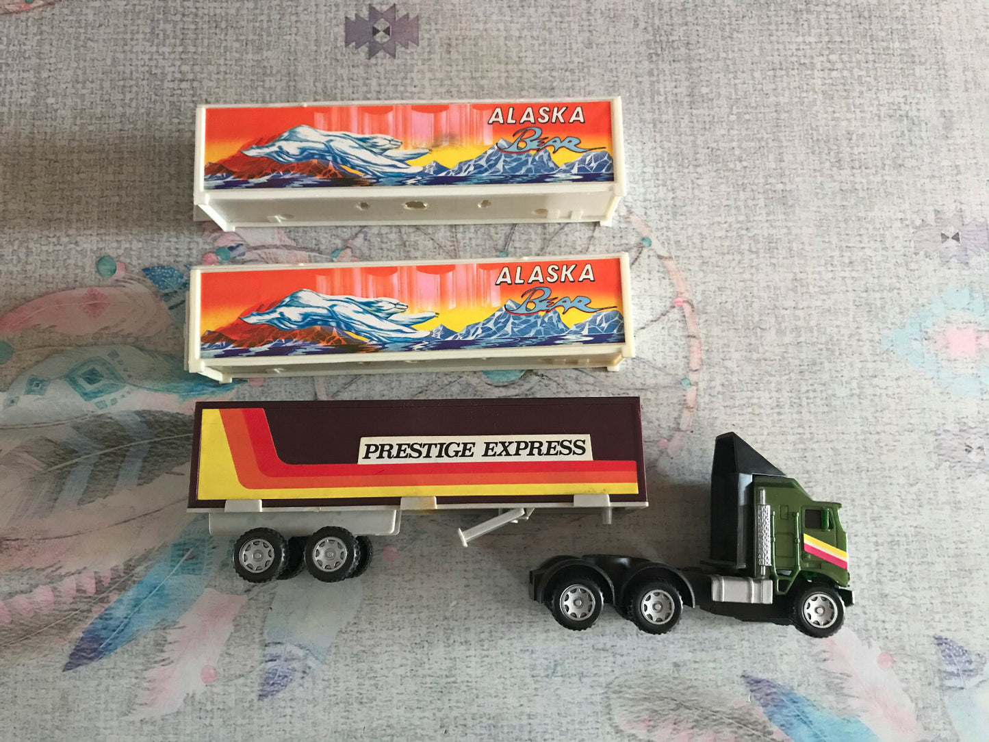 Ancienne Miniature Camion Semi Remorque Alaska Bear Prestige Express Plastique