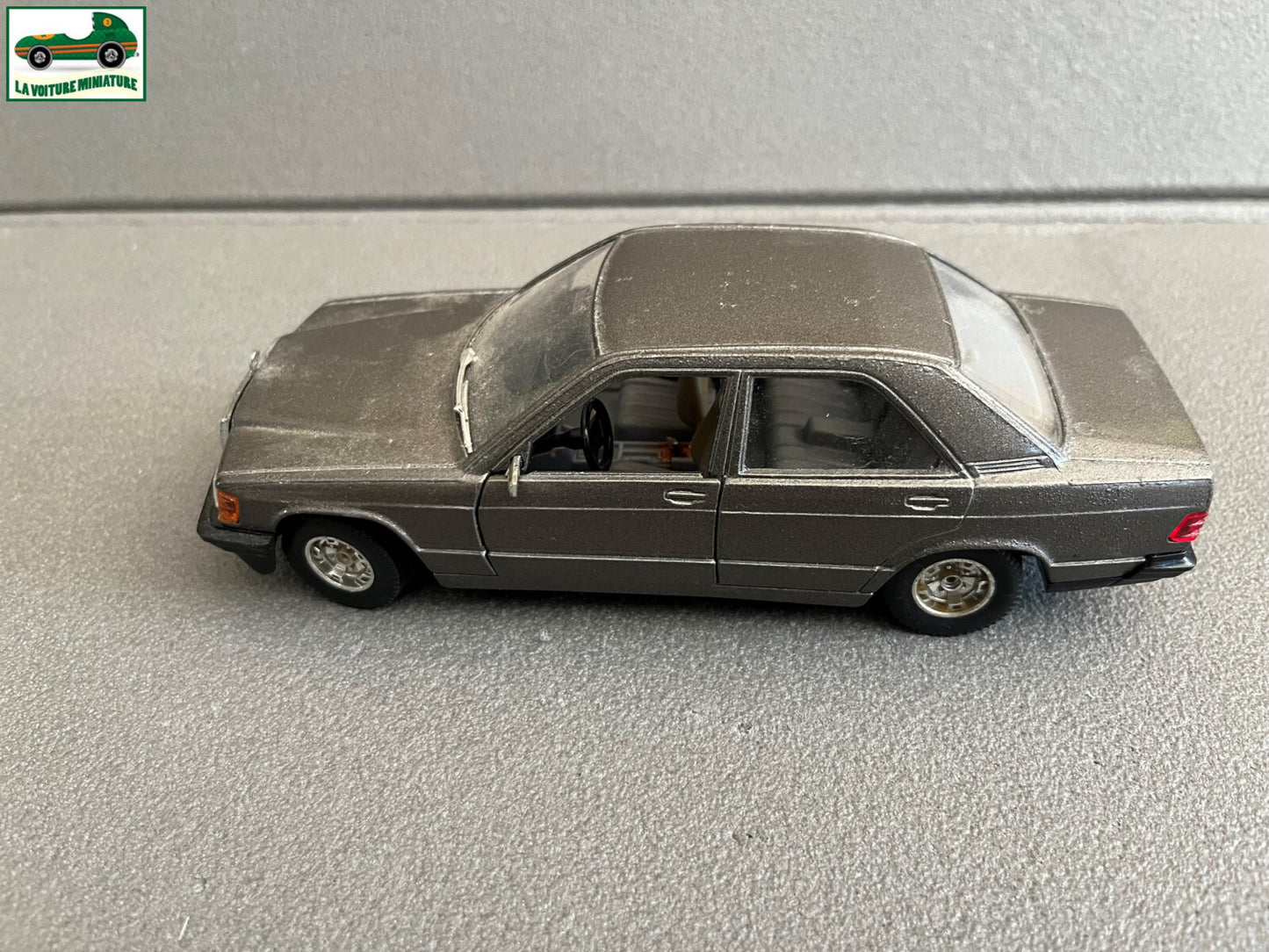 Ancienne Miniature Voiture Mercedes 190E Burago 1/25