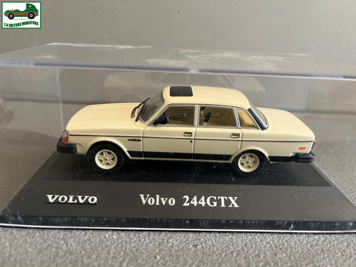 Voiture Miniature Volvo 244 GTX au 1/43
