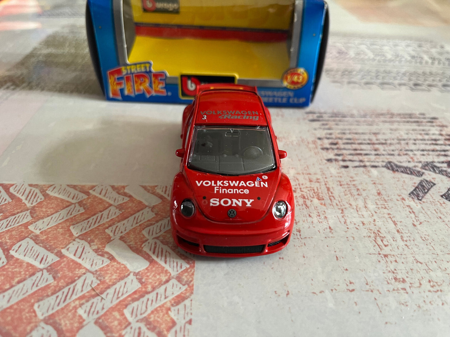 Voiture miniature Volkswagen New Beetle Cup Burago Street Fire 1/43