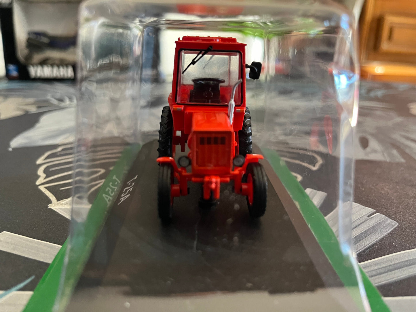 Voiture miniature Tracteur Agricole Russe URSS T-25A Vladimirets Hachette 1/43