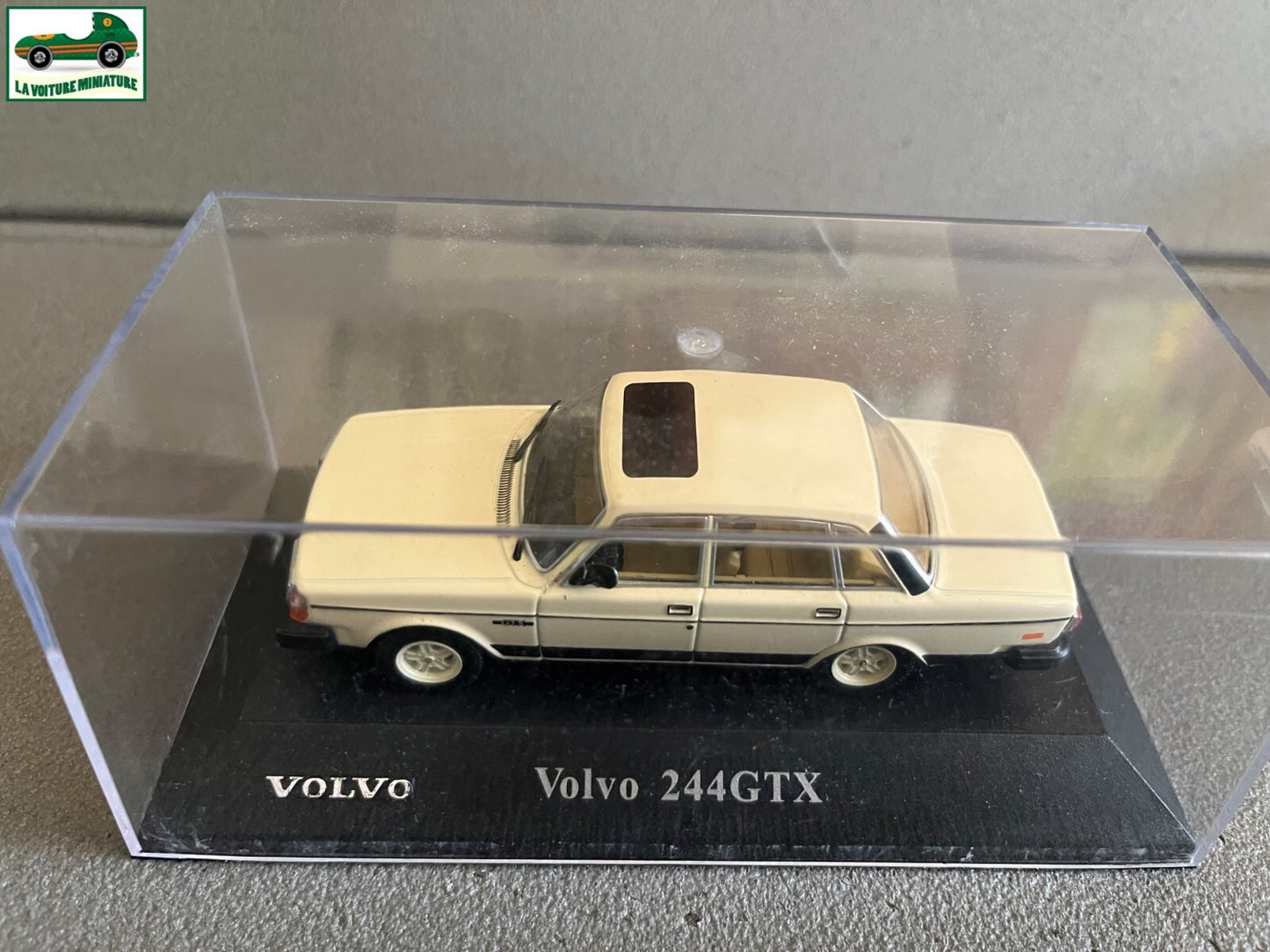 Voiture Miniature Volvo 244 GTX au 1/43