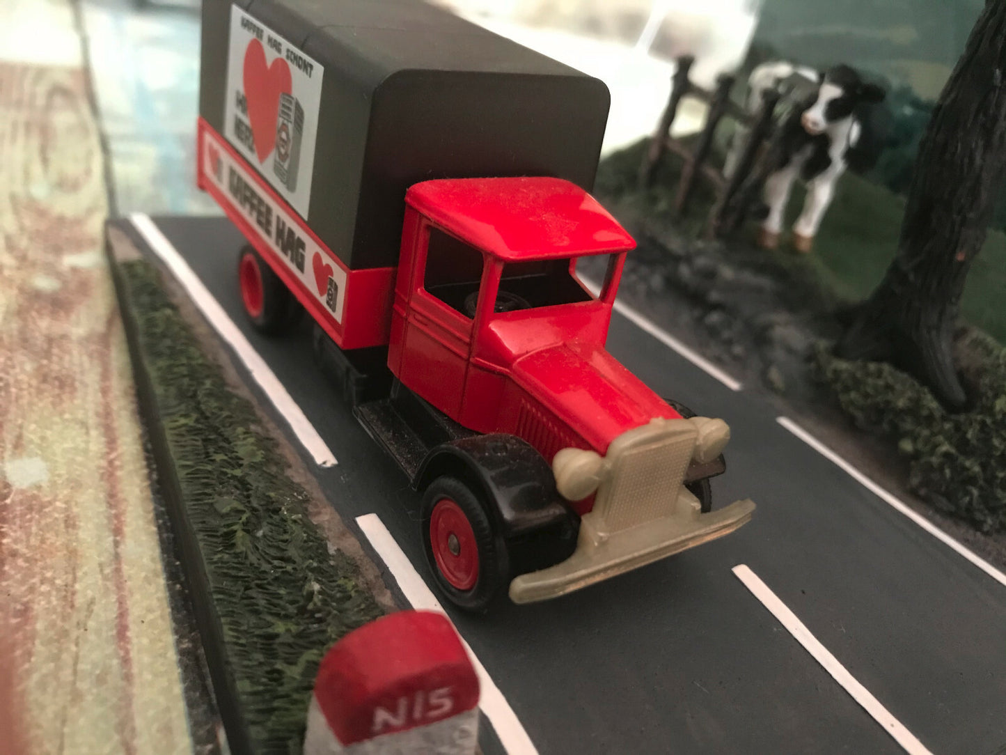 Voiture Miniature Diorama Campagne N15 + Camion Livraison Lledo au 1/43 1/50 ?